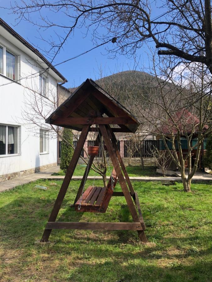 Садиба Диво Квітка Tatariv Exterior photo